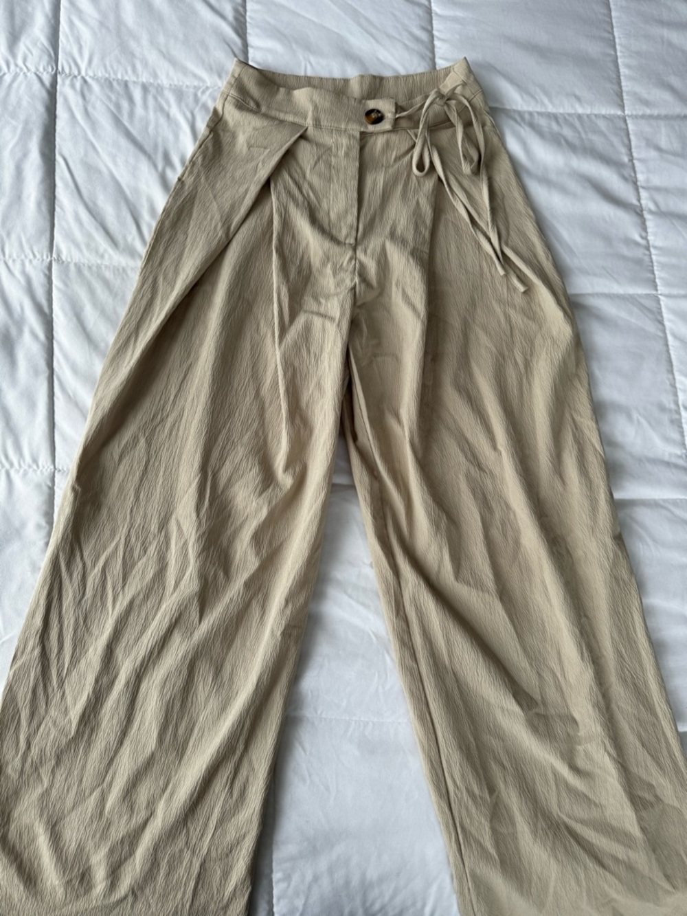 Light & Flowy High-Waisted Beige Capri-like Pants ✨